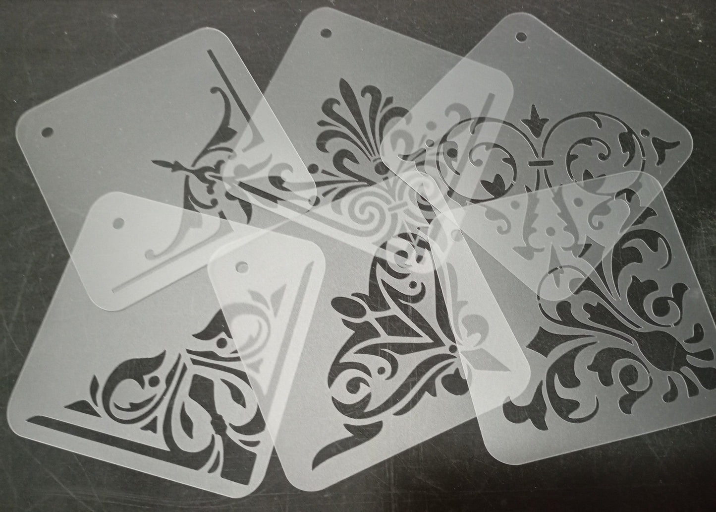 DT Stencil - STENCILINI 10X10 ANGOLARI PICCOLI PER TARGHE TAGLIATI SINGOLARMENTE